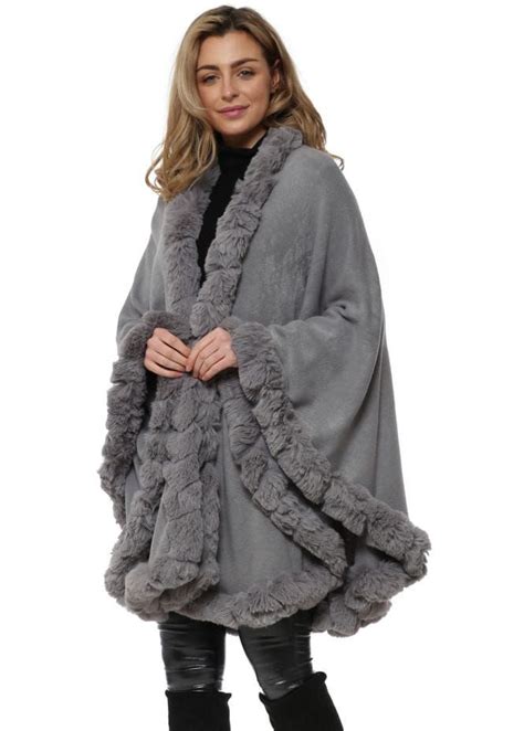 Oversized cape in faux fur 